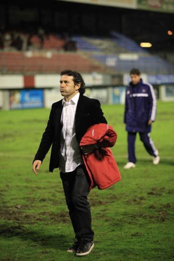 Luisito, entrenador del CDO, enfadado camino del vestuario después del partido. (Foto: FOTOS: JOSÉ PAZ)