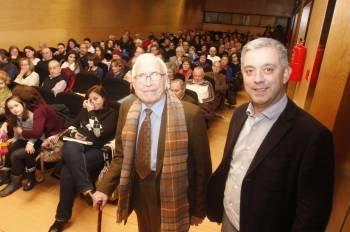 Xosé Neira Vilas y Valentín García, poco antes de comenzar sus intervenciones en el Foro La Región. (Foto: MIGUEL ÁNGEL)