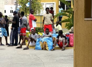 Un grupo de inmigrantes descansa en una calle. (Foto: ARCHIVO)