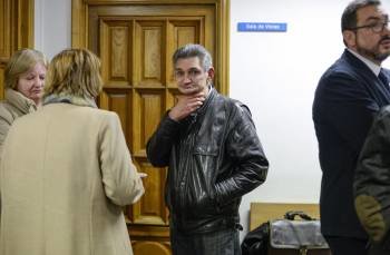 El acusado, a las puertas de la sala de vistas, esperando el acuerdo de su abogado y la fiscal. (Foto: B. LORENZO)