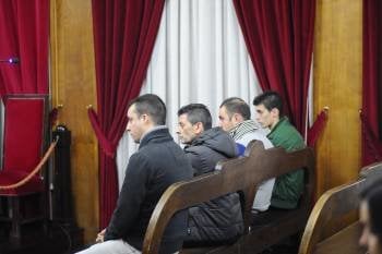 Los imputados aceptaron la pena en el juicio que se celebró en la Audiencia. (Foto: MARTIÑO PINAL)