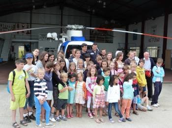 Los niños rusos durante la visita que hicieron a la sede de Salvamento Marítimo de Vigo en 2013. (Foto: LEDICIA CATIVA)