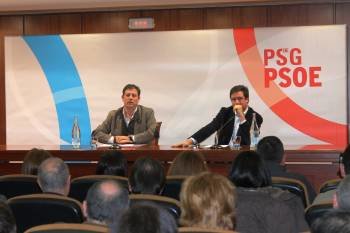 El secretario xeral del PSdeG, José Ramón Gómez Besteiro, y el secretario de Organización, Óscar López. (Foto: LAVANDEIRA)