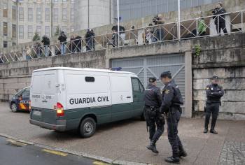 El furgón que trasladaba a Porto, llegando a los juzgados. (Foto: XOÁN REY)
