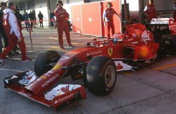 El piloto Kimi Raikkonen sale a pista con el nuevo monoplaza F14T de la escudería Ferrari.  (Foto: ROMÁN RÍOS)