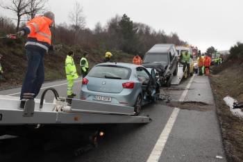 Las grúas retirando de la calzada dos de los vehículos implicados en el accidente. (Foto: JOSÉ PAZ)
