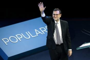 Rajoy saluda a sus fieles al término de su intervenciónl. (Foto: NACHO GALLEGO)