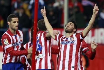 David Villa mira al cielo en la dedicatoria del primer gol del Atlético sobre la Real Sociedad. (Foto: CHEMA MOYA)