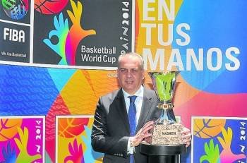 José Luis Sáez, con el trofeo del Mundial de baloncesto.