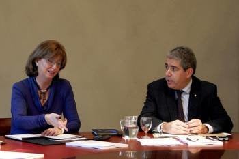 El conseller, Francesc Homs (d), junto a Irene Rigau (i). (Foto: MARTA PÉREZ)