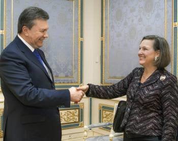 El presidente Yanukóvich saluda a la secretario de Estado, Victoria Nuland. (Foto: M. MARKIV)