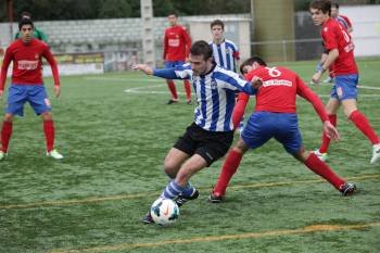 El jugador del Ourense B Gabriel ha sido superado por un rival del Rápido Bahía. (Foto: JOSÉ PAZ)