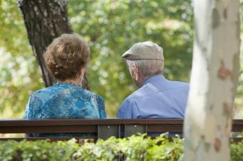 Dos personas mayores sentadas en un banco. (Foto: ARCHIVO)