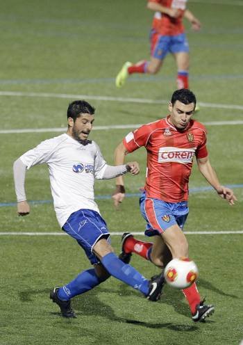 Yosu, capitán del Ourense, trata de impedir el centro de un jugador del Alcalá, en el partido de ida. (Foto: JUAN RODELAS E.D.)