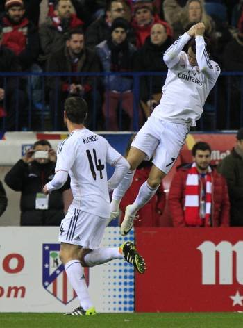 Cristiano celebra el 0-1, ayer en el Calderón. (Foto: ALBERTO MARTÍN)