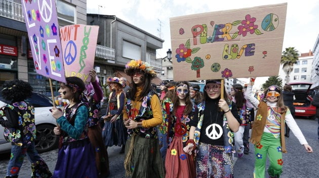 Un grupo de hippies recordó que la paz y el amor son lo importante (XESÚS FARIÑAS)