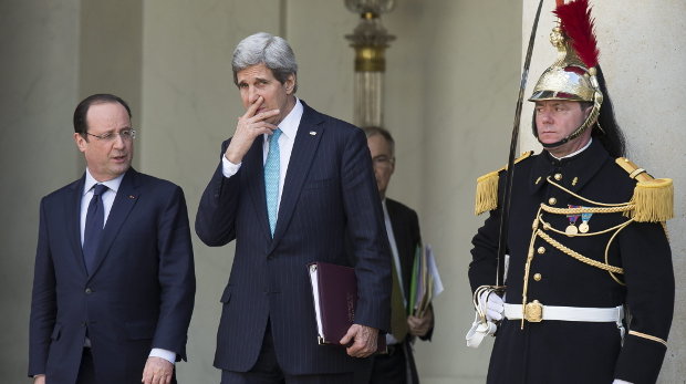 El presidente francés François Hollande conversa con el secretario de Estado estadounidense John Kerry