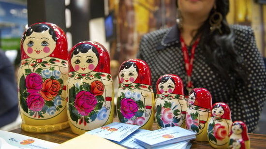 Unas tradicionales muñecas rusas &#34;matriuskas&#34; decoran la caseta de Rusia en la Feria Internacional del Turismo de Berlín 