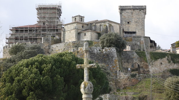 Imagen de la fortaleza de Monterrei en plenas obras de rehabilitación (XESÚS FARIÑAS)