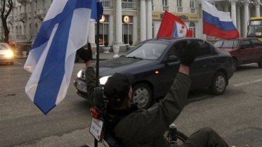 Ciudadanos prorrusos ondean banderas de ese país en Sevastopol, Crimea (KURTSIKIDZE)