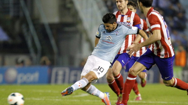 El delantero del Celta de Vigo Manuel Agudo controla el balón ante los jugadores del Atlético de Madrid 