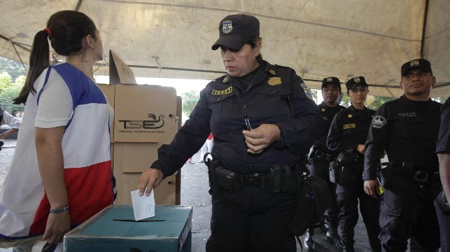 Una agente de la Policía Nacional Civil vota durante la segunda vuelta de los comicios presidenciales en San Salvador