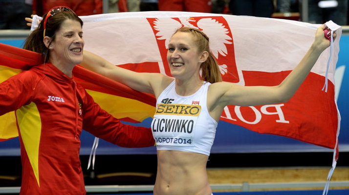 Ruth Beitia celebra el bronce con la polaca Kamila Licwinko (BARTLOMIEJ ZBOROWSKI)