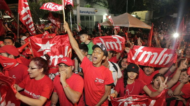 Simpatizantes del candidato presidencial del Frente Farabundo Martí para la Liberación Nacional celebran su triunfo