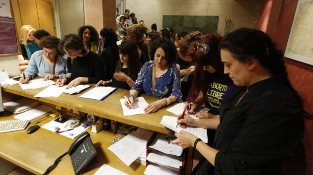 Las mujeres en el momento de rellenar el formulario de registro de su cuerpo (XESÚS FARIÑAS)