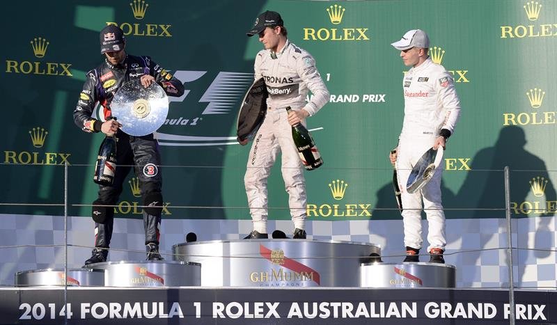 Daniel Ricciardo de Red Bull Racing, el ganador Nico Rosberg de Mercedes AMG y tercero colocado Dane Kevin Magnussen de McLaren