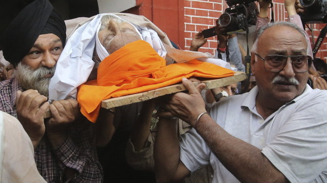 Ciudadanos indios sacan el cuerpo del escritor y periodista Khushwant Singh de su vivienda para su cremación
