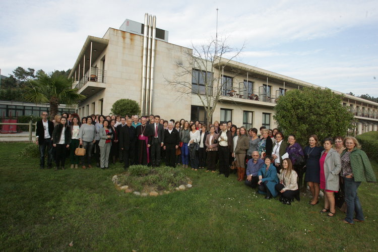 Monseñor Leonardo Lemos, con los máximos responsables y los directores de los centros de la Fundación (MARCOS ATRIO)