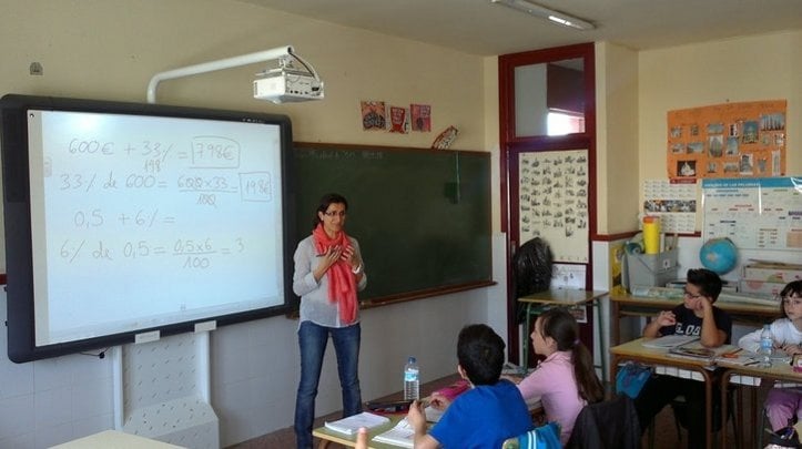 Un aula con el nuevo sistema de pizarras electrónicas implantado en los colegios españoles