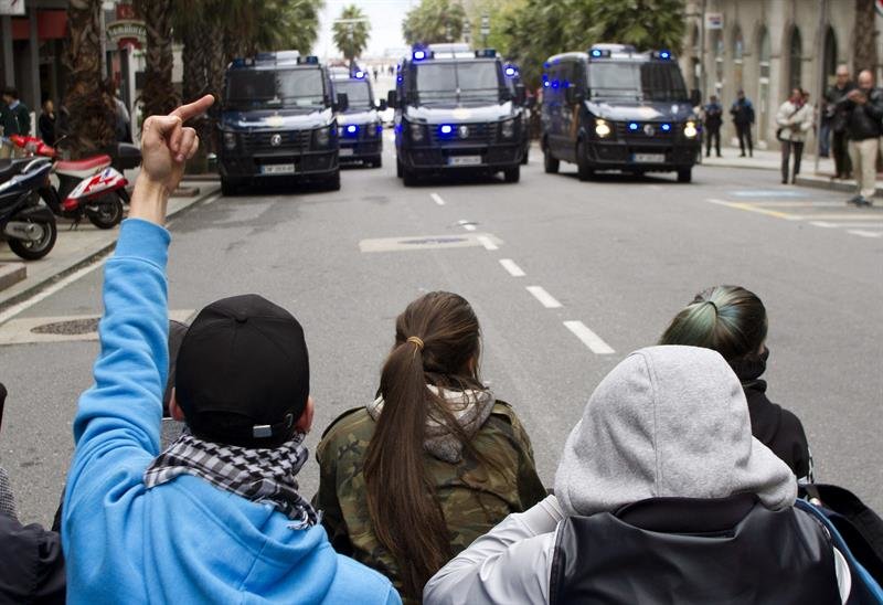 Furgones policiales cortan una calle principal del centro de Vigo, durante la manifestación contra la LOMCE