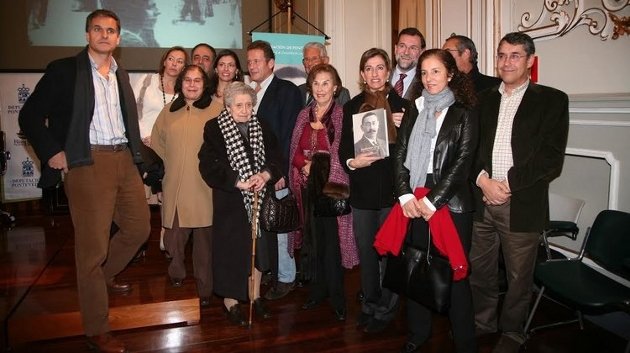Luis Rajoy, en el centro de pantalón vaquero, junto a sus hermanos, Enrique a la izquierda, Mercedes, a su derecha, y Mariano en la presentación de un libro sobre su abuelo
