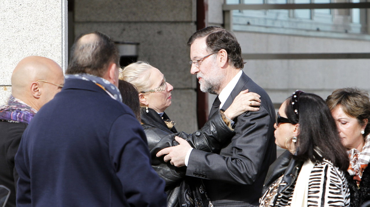 Mariano Rajoy recibe el pésame de familiares y amigos