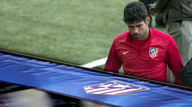 El delantero Diego Costa se retira del entrenamiento que su equipo está realizando en el Camp Nou