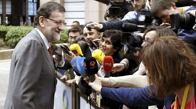 Mariano Rajoy atiende a los medios a su llegada a la cumbre África-Unión Europea (DIEGO CRESPO)