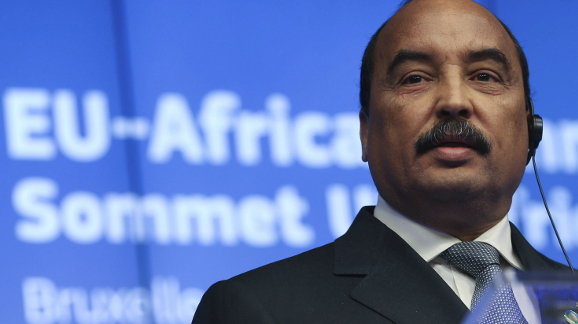 El presidente de la Unión Africana, Mohamed Oud Abdel Aziz, interviene durante una rueda de prensa posterior a la cumbre