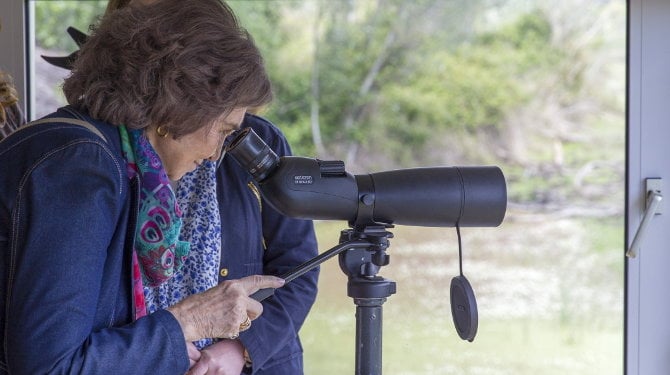  La Reina Sofía mira por un catalejo durante la visita al Parque Nacional de Doñana