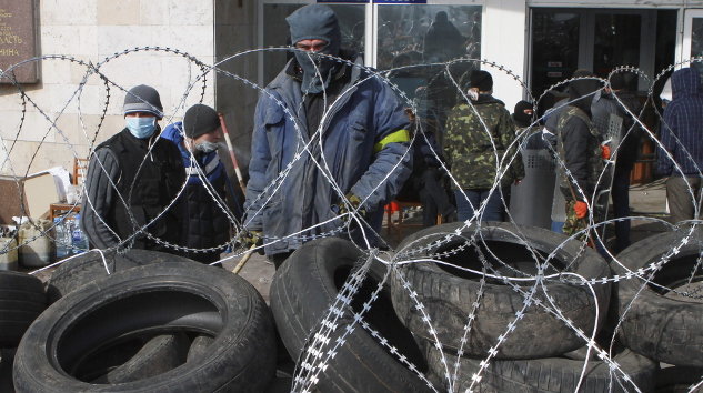 Manifestantes prorrusos levantan una barricada frente a un edificio ocupado de la administración regional en Donetsk 