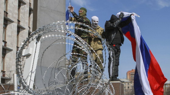 Manifestantes prorrusos permanecen junto a una barricada frente a un edificio ocupado en Donetsk