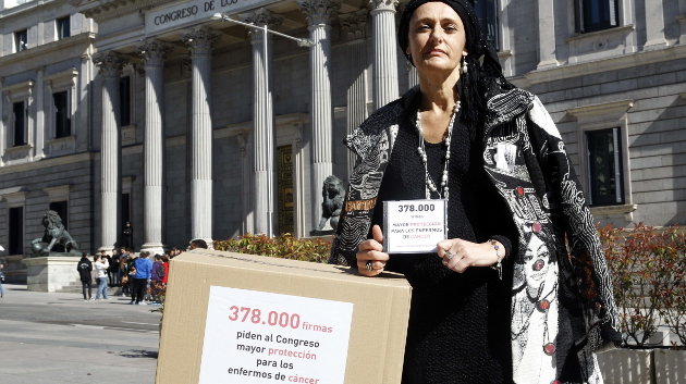  Beatriz Figueroa, una viguesa con cáncer de mama, ante el Congreso donde entregará 367.000 firmas 