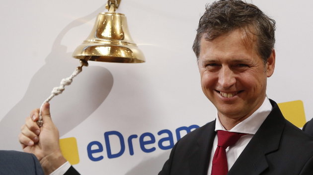 El consejero delegado de eDreams, Javier Pérez-Tenessa, realiza el tradicional toque de campana con motivo de la salida a bolsa de la compañía