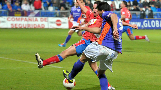 Campillo intenta cortar el remate de Pérez en el partido de ida de la final ante el Guadalajara (RAFAEL MARTÍN SOLANO)