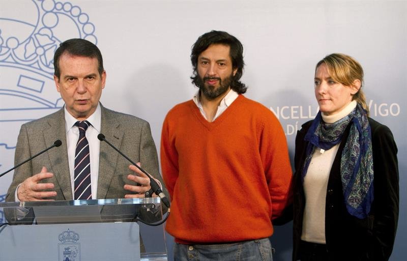 El bailarín y coreógrafo Rafael Amargo junto con el alcalde de Vigo Abel Caballero (I) y la directora de "O Pelouro", Laura LLauder