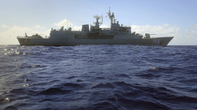 El HMAS Toowomba buscando rastro del vuelo MH370 