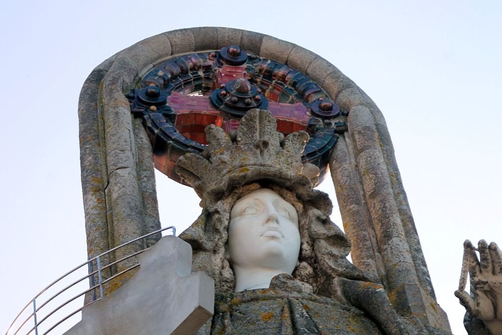 El monumento sufre daños en la parte superior de la estructura además de las manos, lleva cerrada un mes.