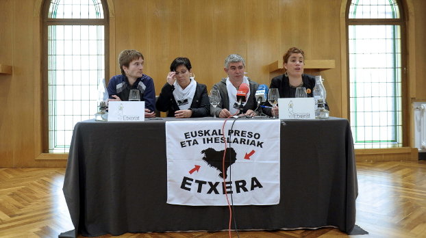 La familia del preso de ETA Ventura Tomé durante la conferencia de prensa que han ofrecido en Pamplona en donde ha pedido la suspensión de su condena