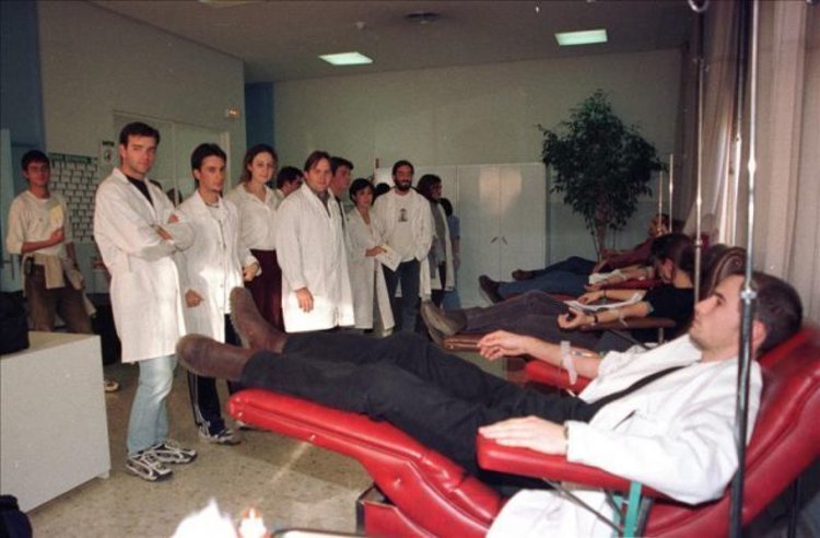 Un grupo de estudiantes de medicina durante unas prácticas en hospitales.
